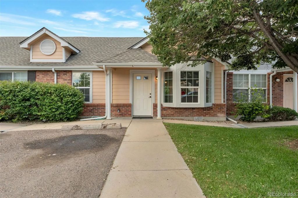 1728 Eagle Street E, Aurora
