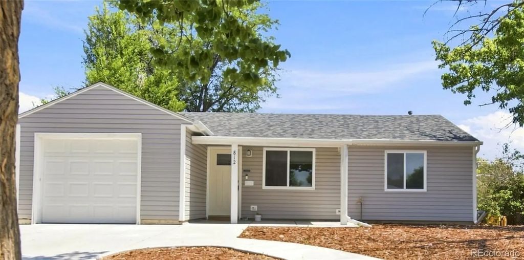812 Geneva Street, Aurora