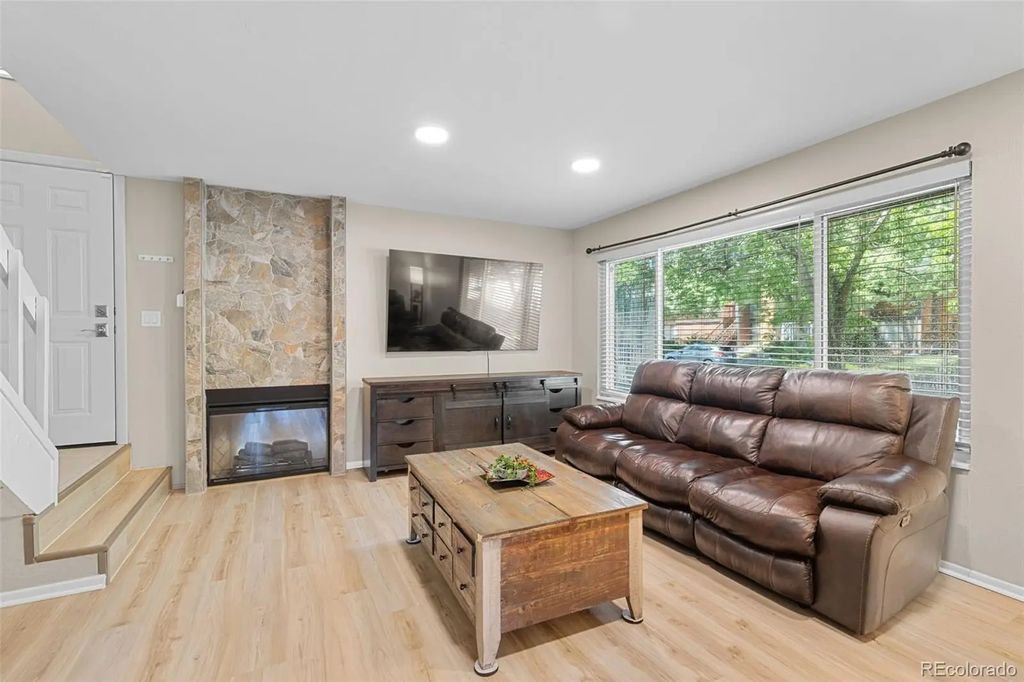 1206 S Dillon Way, Aurora