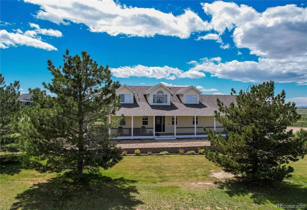 895 Antelope Drive W, Bennett