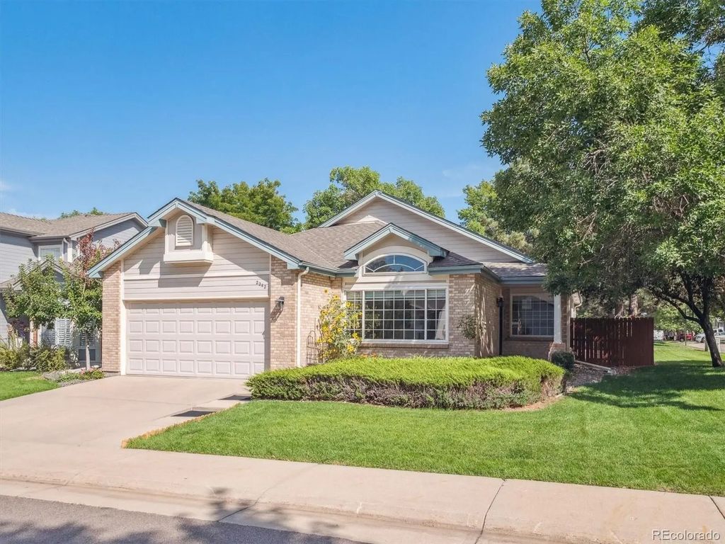 2242 S Moline Court, Aurora