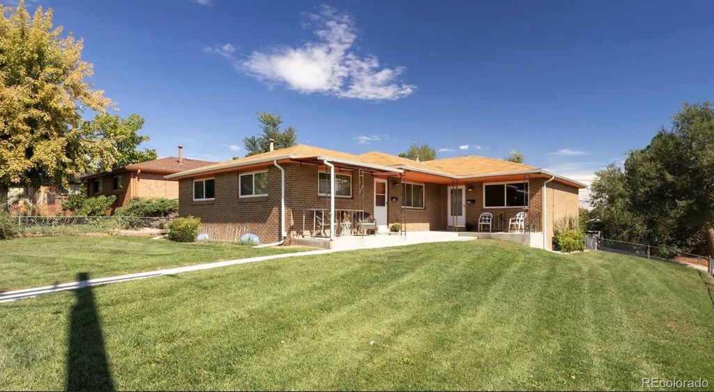 3553 W Tufts Avenue, Englewood