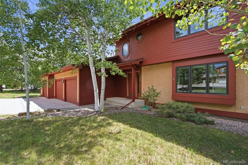 725 Country Drive, Monument