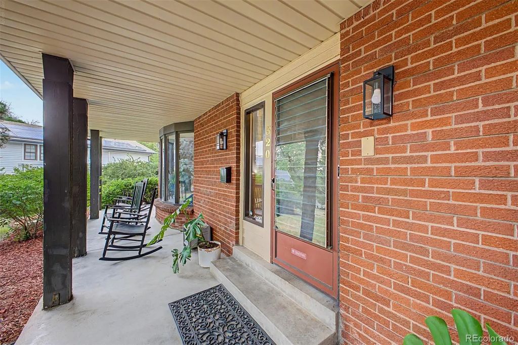 320 Oswego Court, Aurora