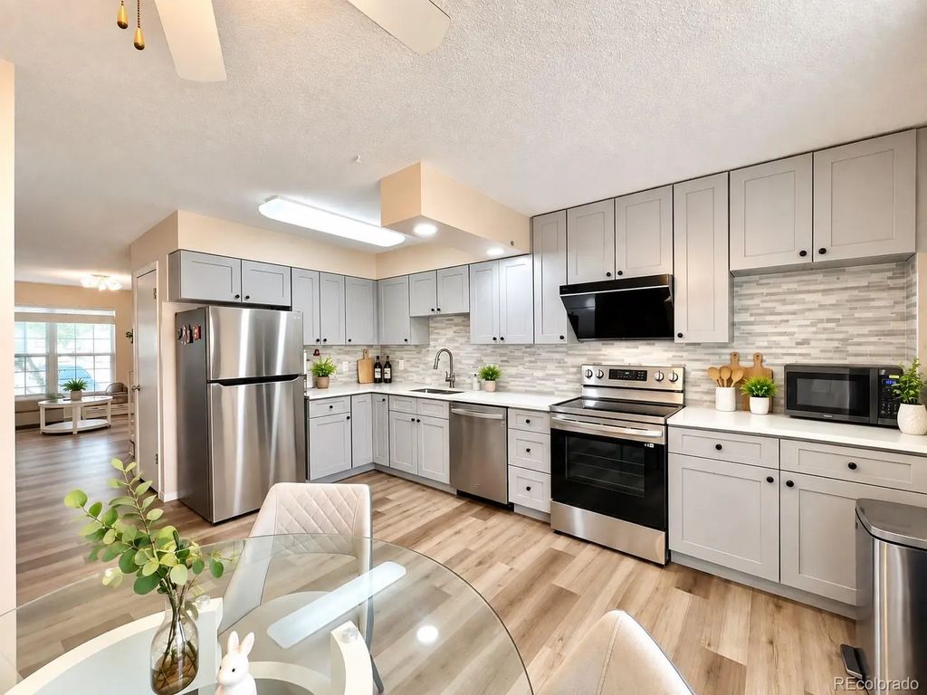 8855 W Floyd Avenue, Lakewood