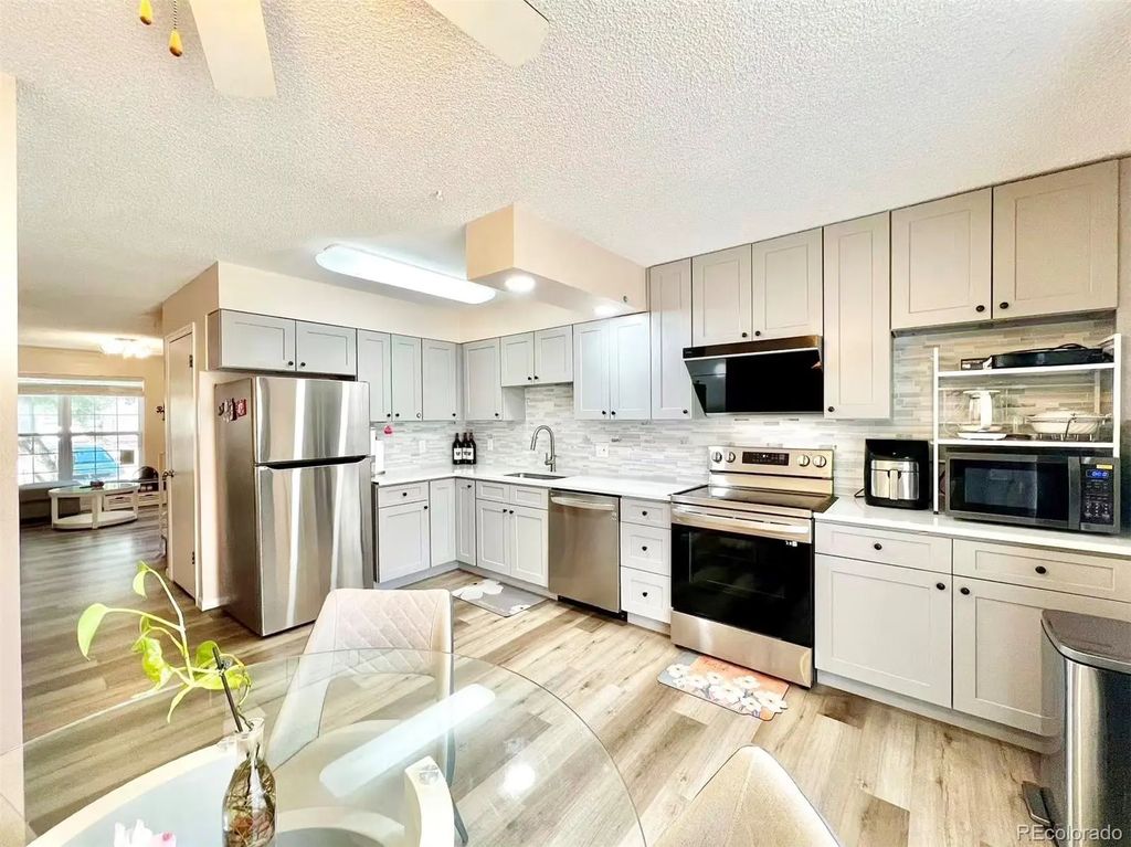 8855 W Floyd Avenue, Lakewood