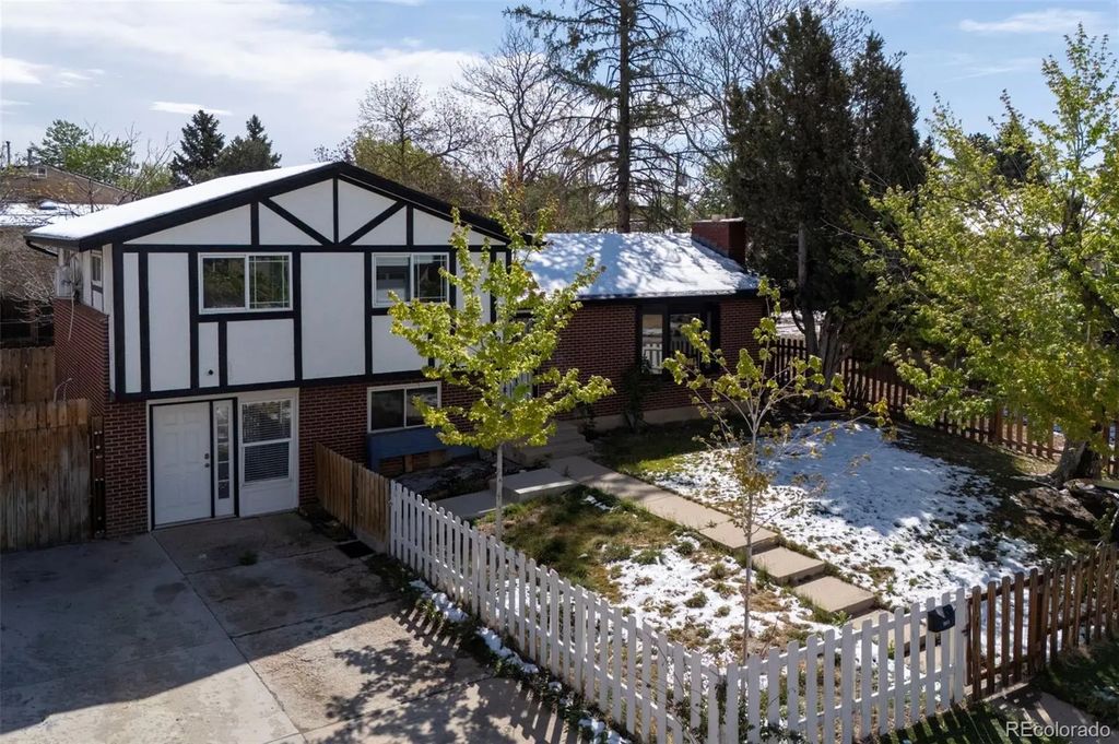 900 Evanston Street, Aurora