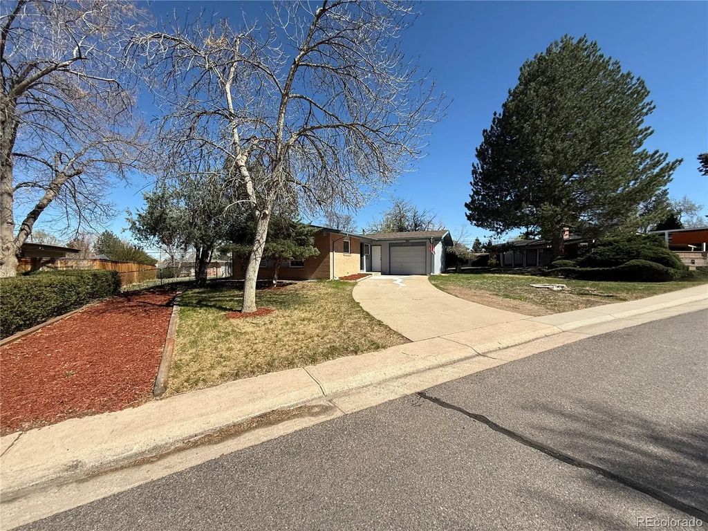 5674 W Chestnut Avenue, Littleton
