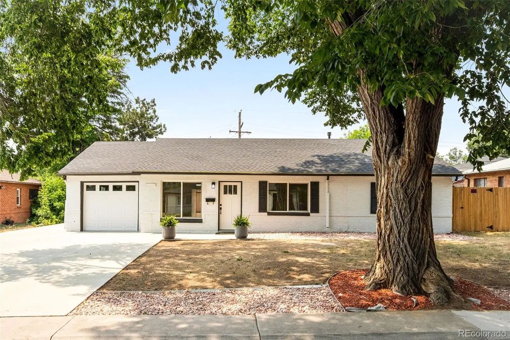 769 Troy Court, Aurora