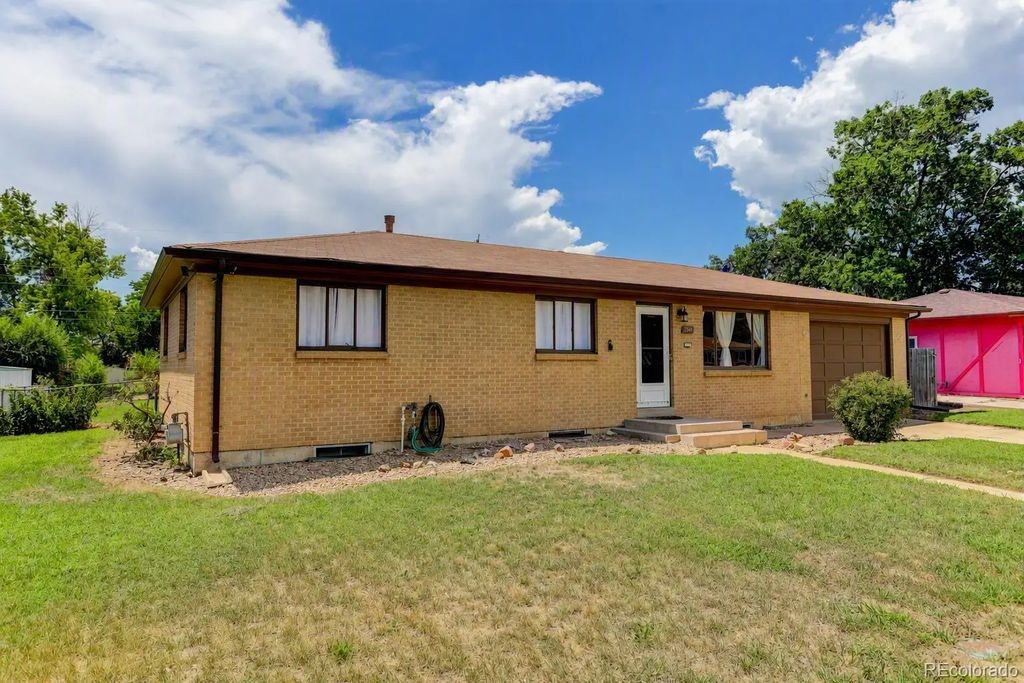 2940 W Saratoga Avenue, Englewood