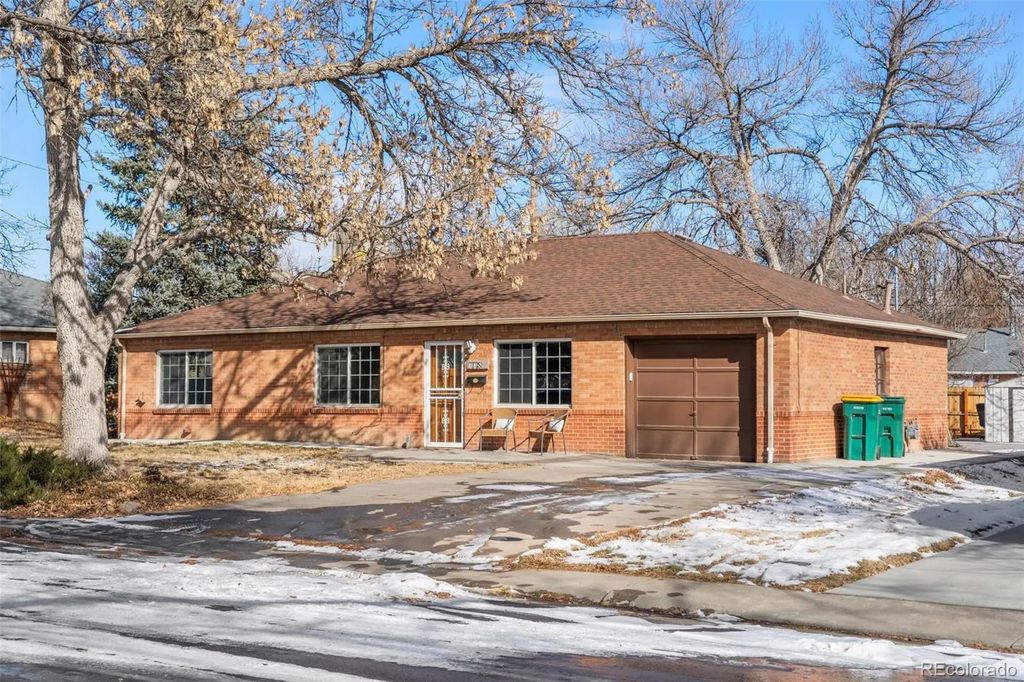 778 Troy Court, Aurora