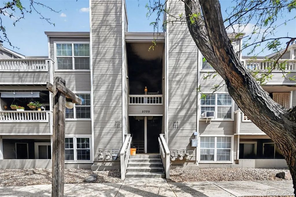 5705 W Atlantic Place 302, Lakewood