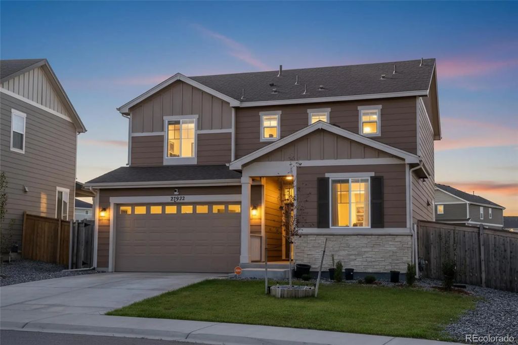 27922 E 10th Drive, Aurora