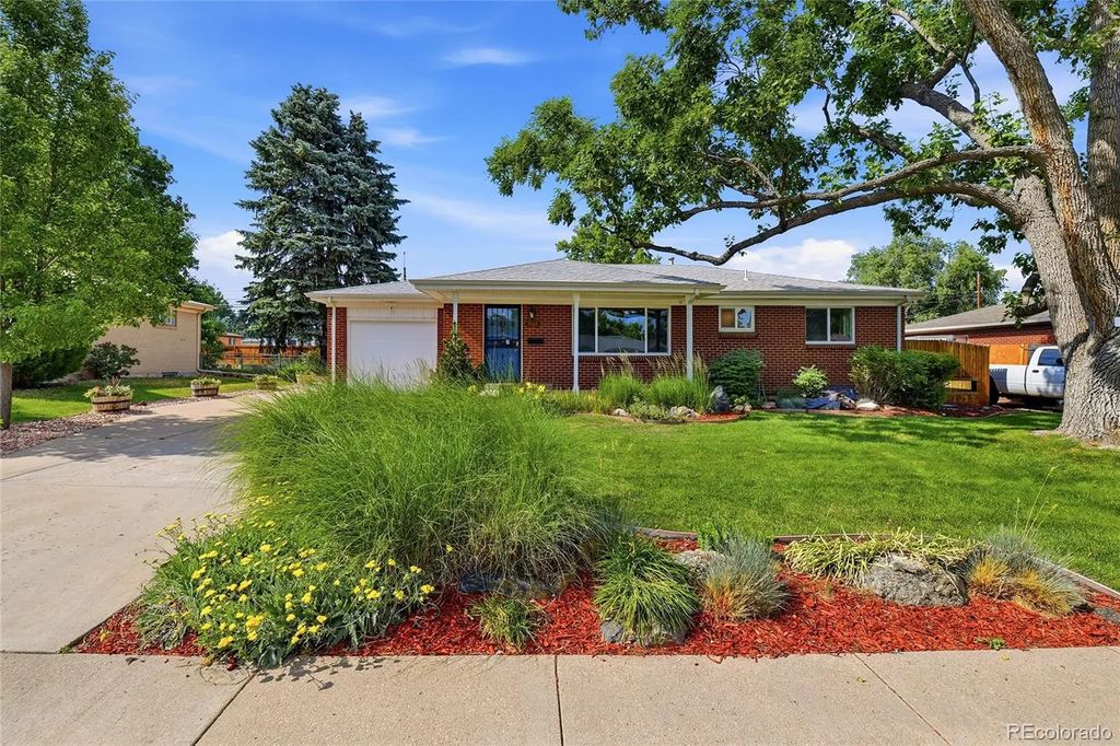 3323 W Monmouth Avenue, Englewood