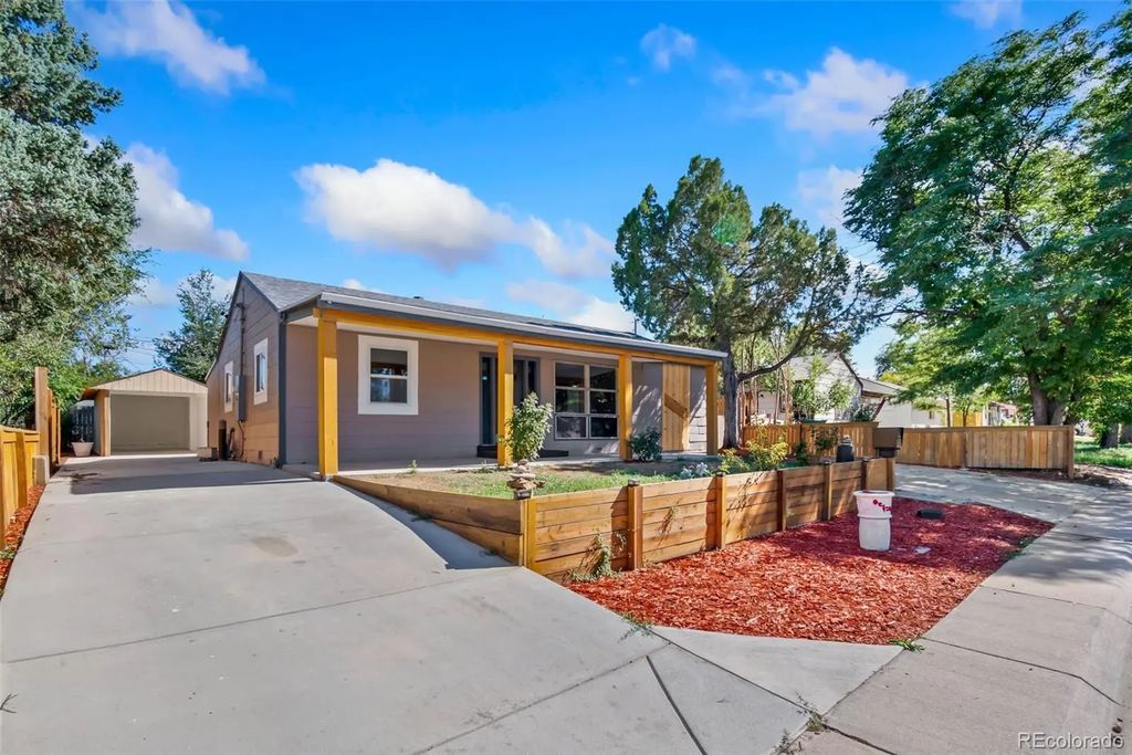 886 Kingston Street, Aurora