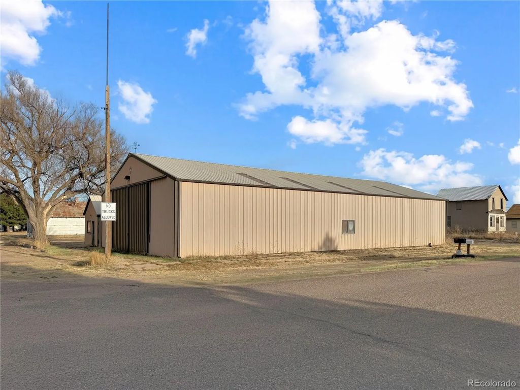 820 Front Street, Arriba