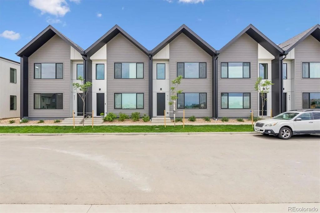 921 Edge Circle, Longmont