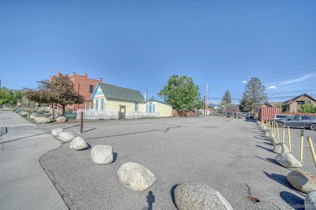 F Street, Salida