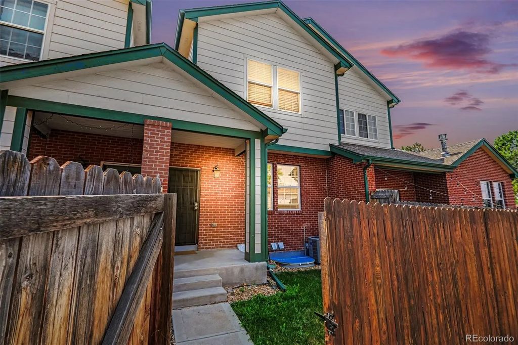 818 S Kalispell Circle 102, Aurora