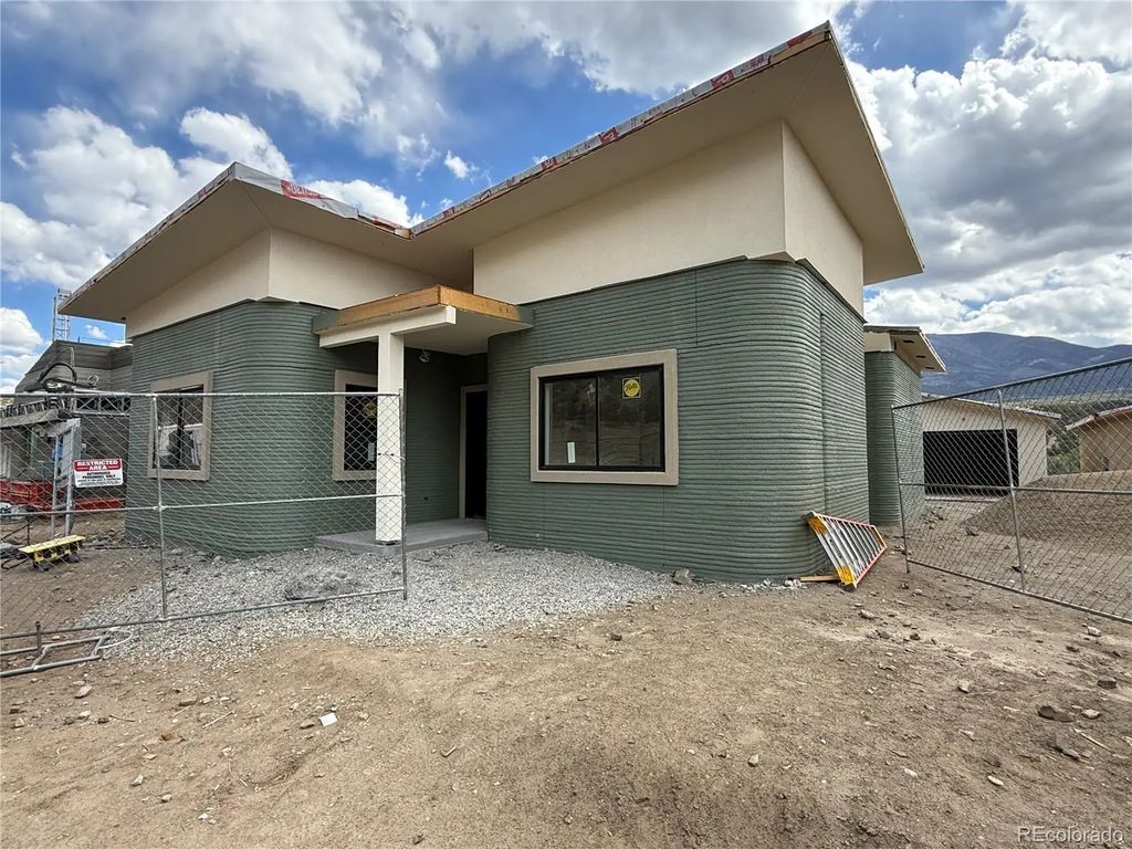 4877 Main Street, Salida