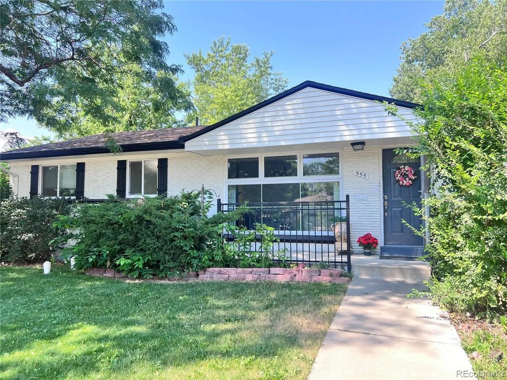 555 Everett Street, Lakewood