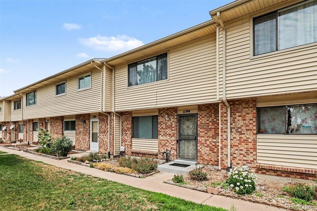 1194 S Troy Street, Aurora