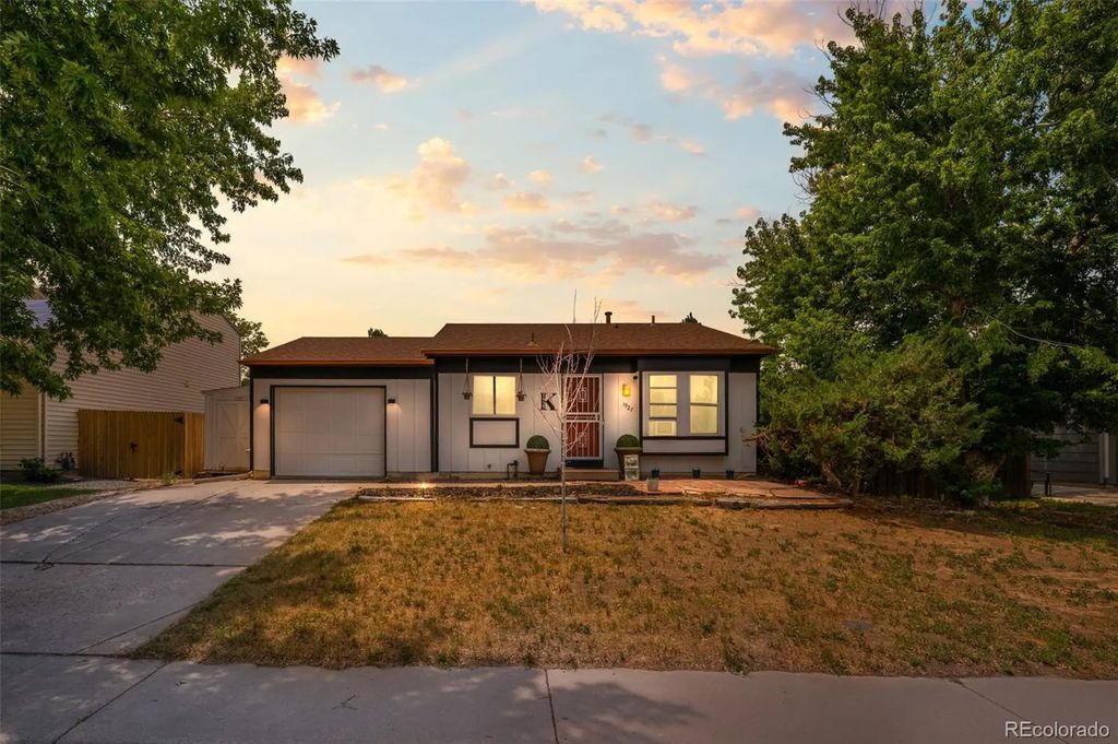 1927 Cathay Court, Aurora