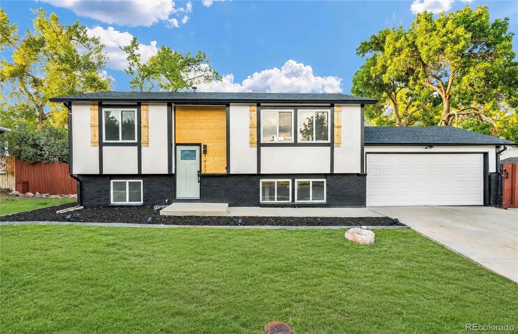 7433 W Hinsdale Drive, Littleton