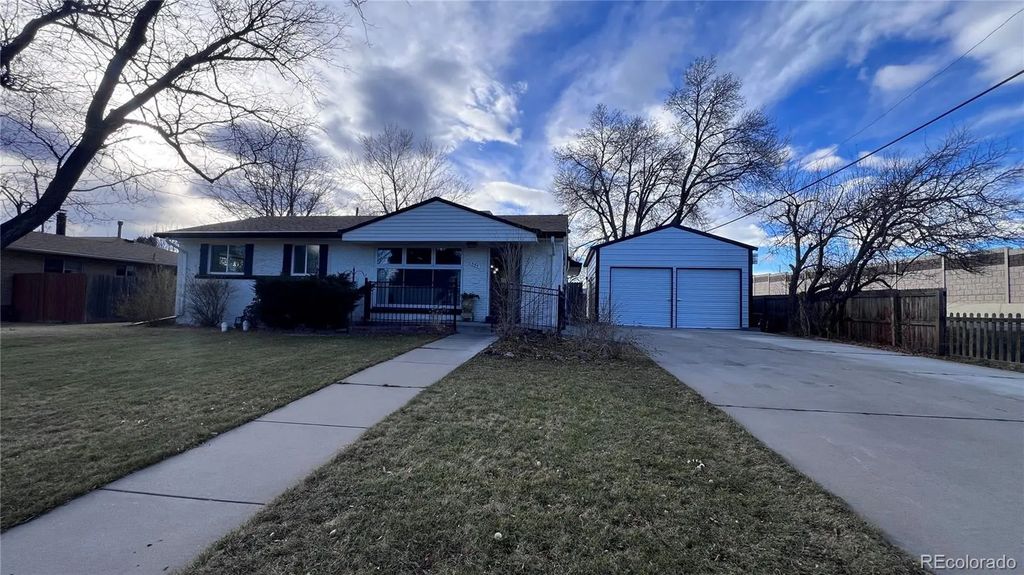 555 Everett Street, Lakewood