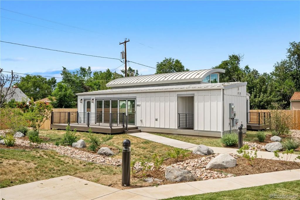1957 Blackhawk Street, Aurora