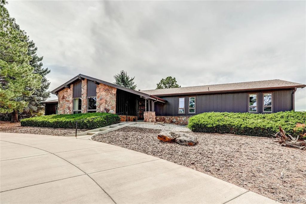 7070 W Pineview Drive, Littleton