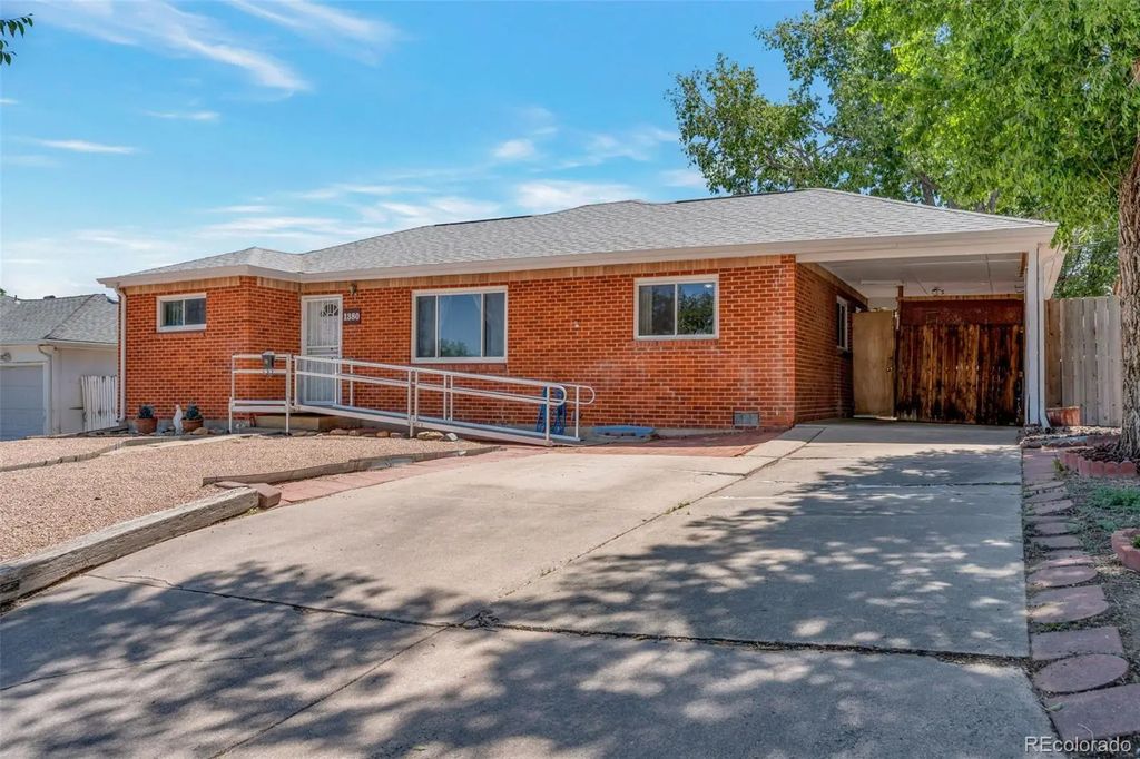 1380 Rowena Street, Thornton