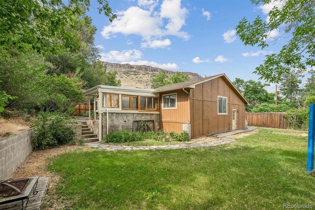 123 High Parkway, Golden
