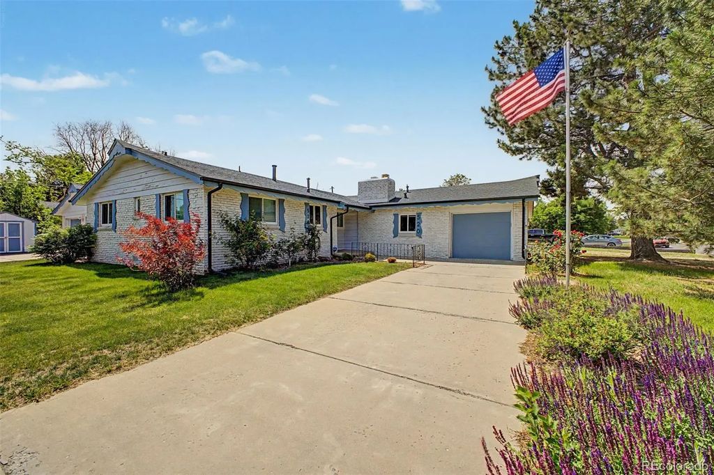 520 Iola Street, Aurora