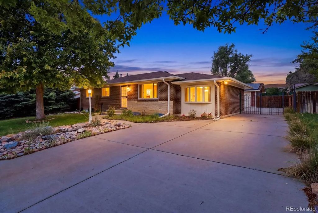 4769 S Lowell Boulevard, Littleton