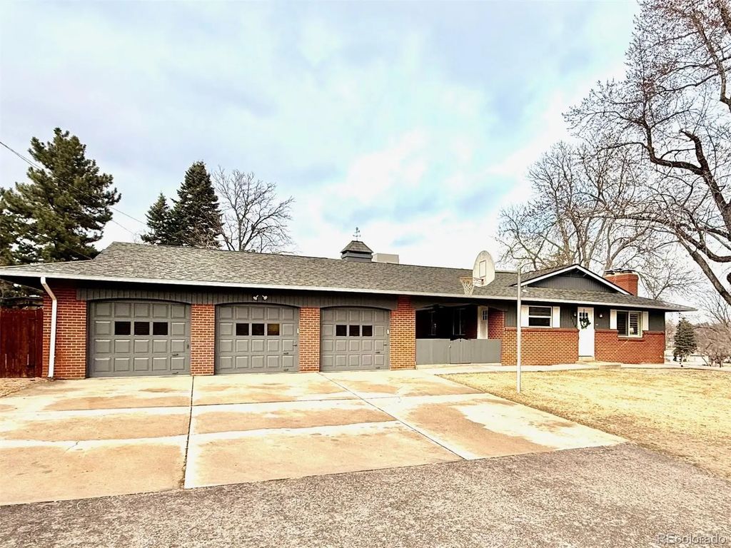 2110 Applewood Drive, Lakewood