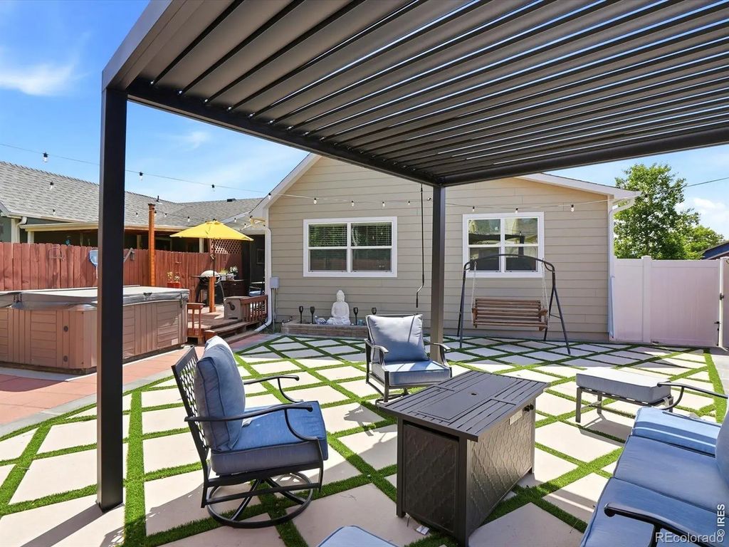1864 Mount Sneffels Street, Longmont