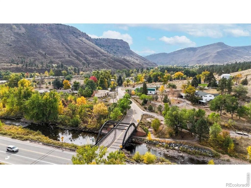 2155 Apple Valley Road, Lyons