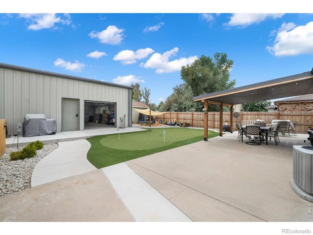 817 Bob Boulevard, Brush