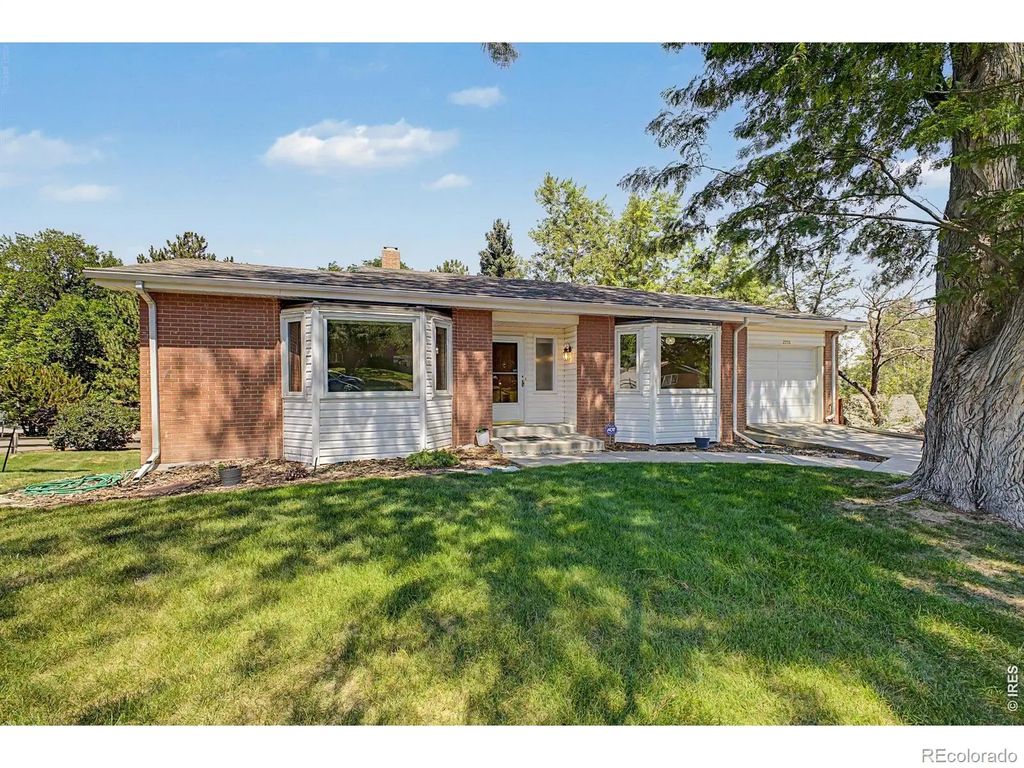 2555 Queen Street, Lakewood