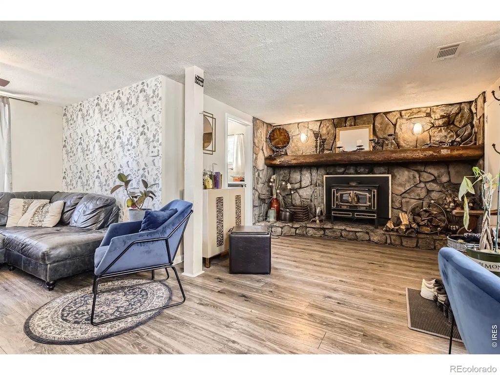 33 L Road, Golden
