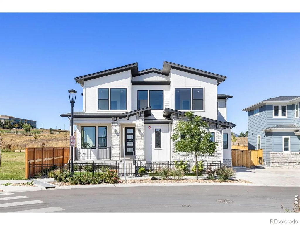 592 Central Park Circle, Superior