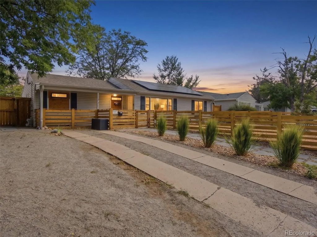 822 Geneva Street, Aurora