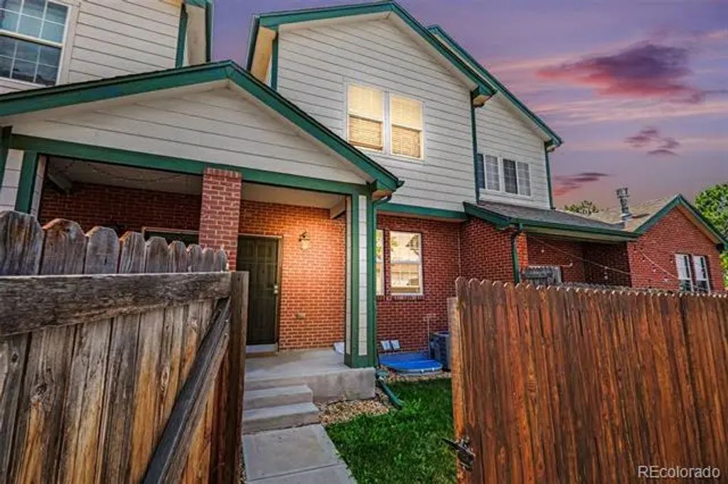 818 S Kalispell Circle 102, Aurora