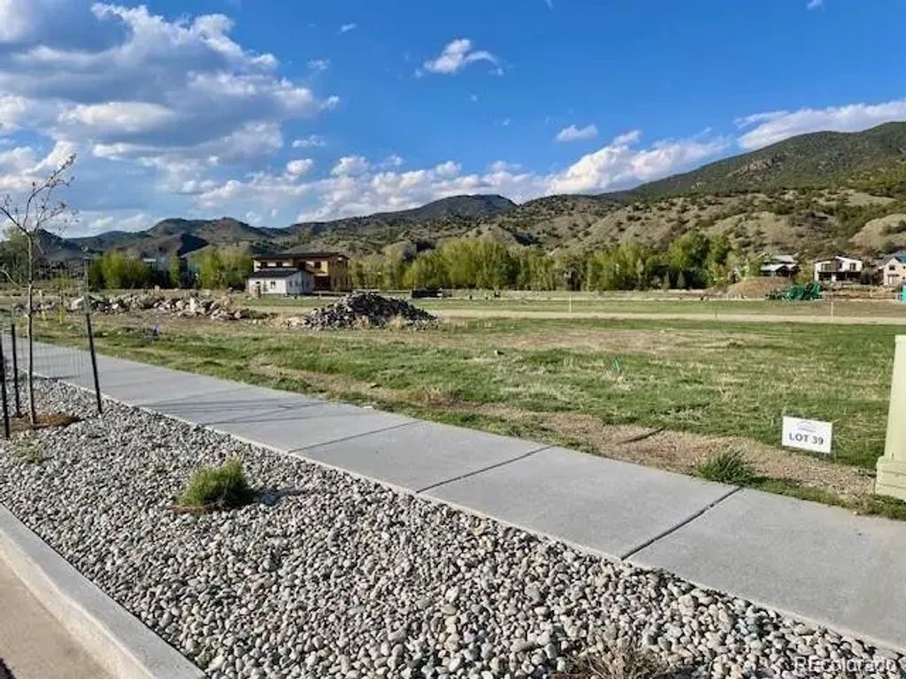 111 Southside Loop, Salida