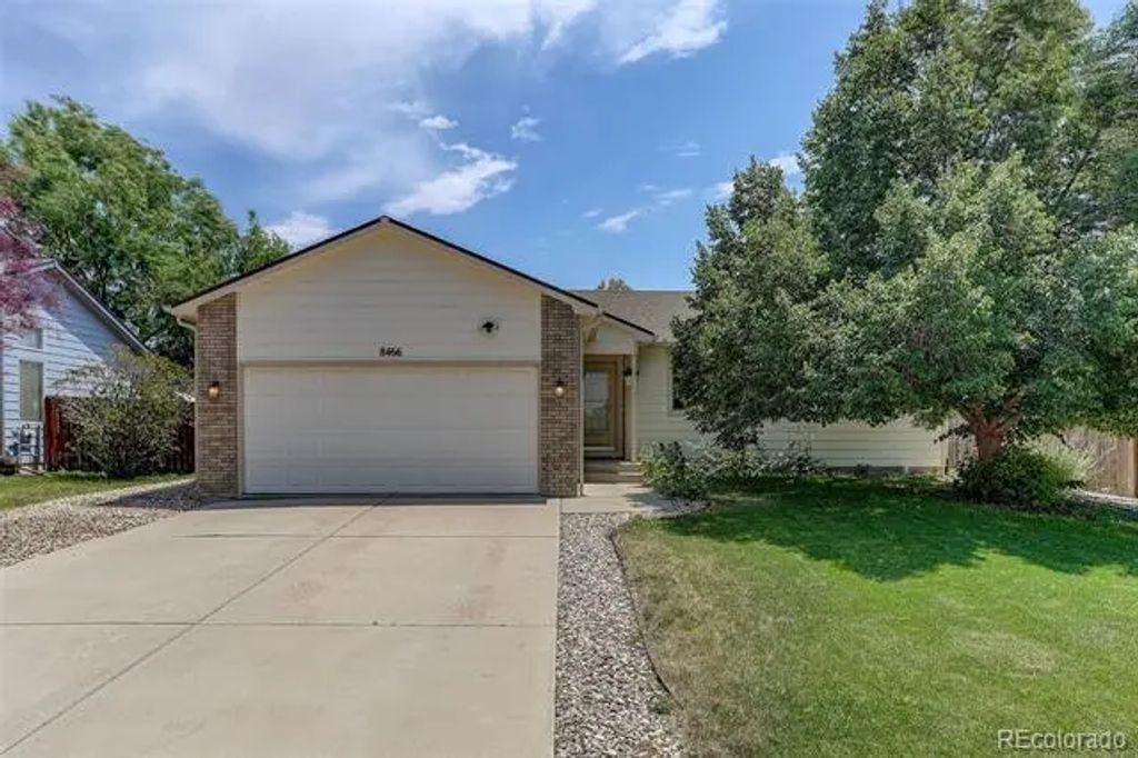 8466 Keenland Way, Wellington