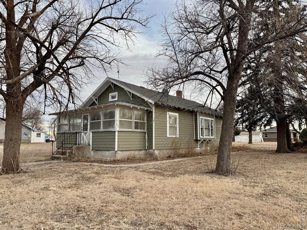 506 E Raymond Street, Haxtun