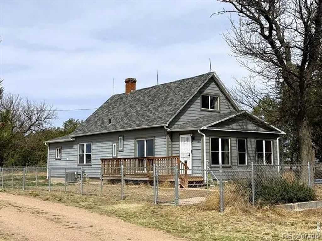 1935 County Road 75, Fleming