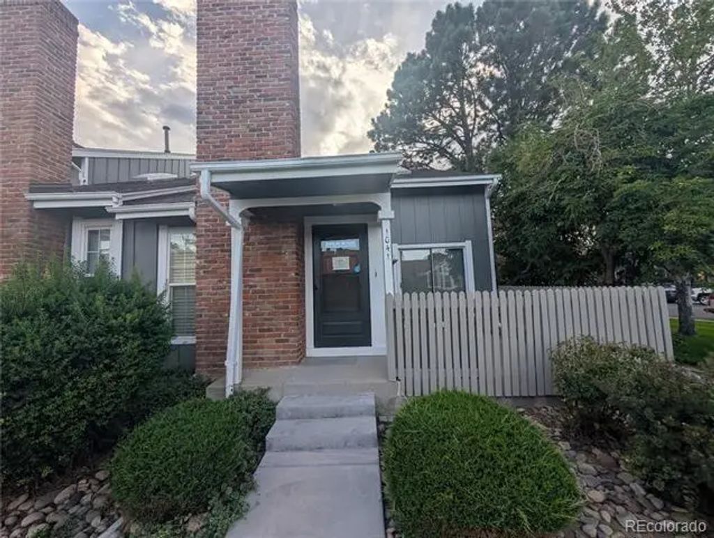 1041 S Fraser Way, Aurora