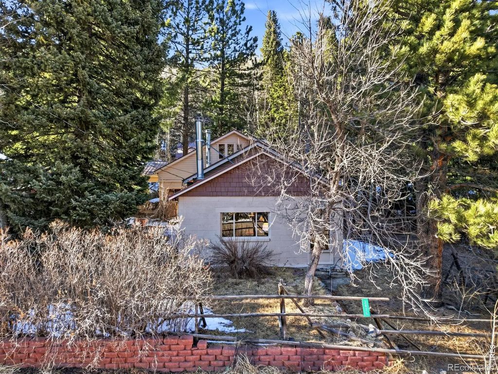 2476 Riverside Drive, Lyons